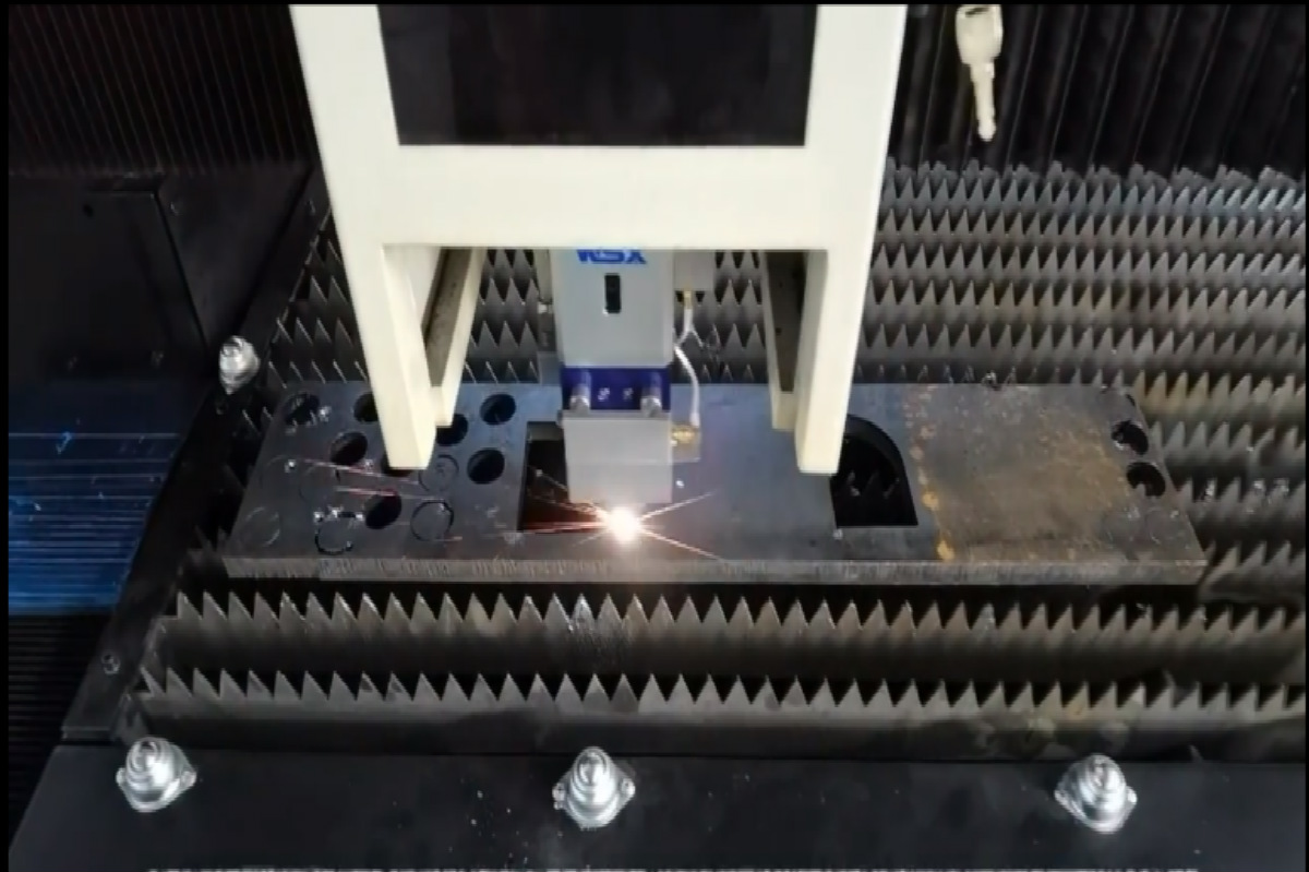 1500瓦光纖激光切割機(jī)16毫米鐵板打樣